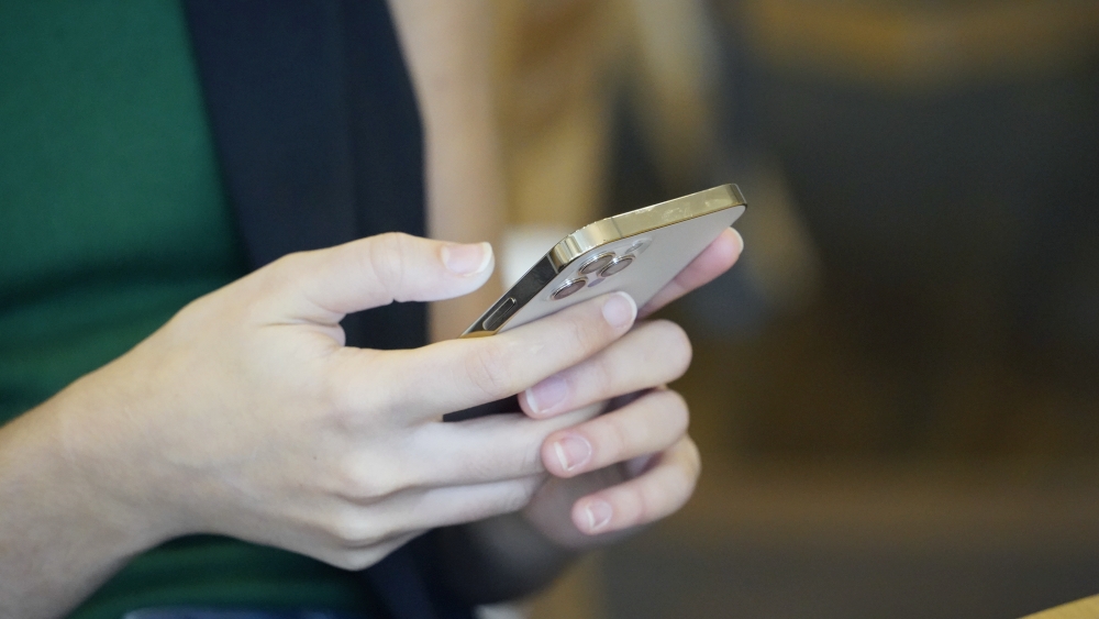 iPhone 12 Pro u rukama - Antonia Knežević