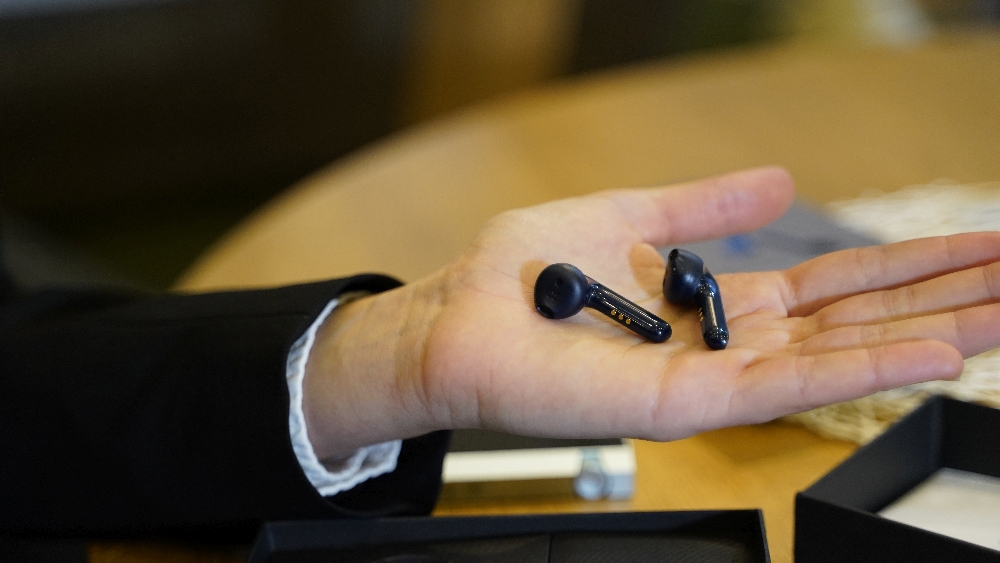 Slušalice TicPods2 na dlanu