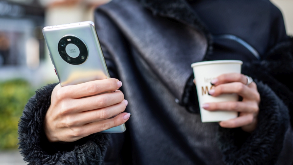 Mate 40 Pro u ruci i kava