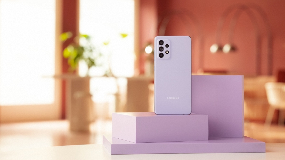 Galaxy_A52_lifestyle_violet