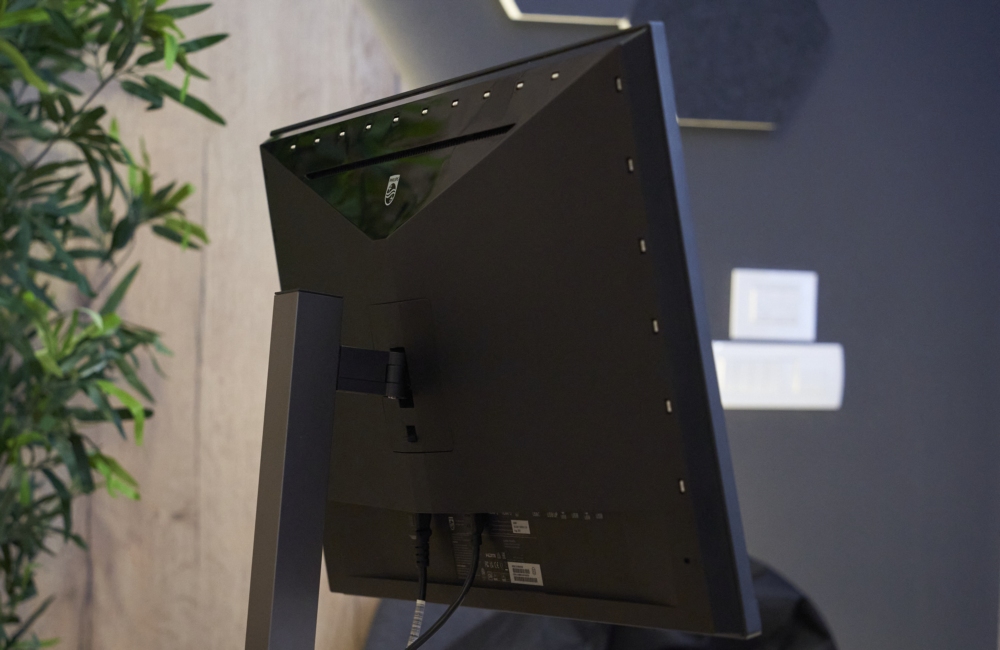 Philips Momentum 329M1 monitor 