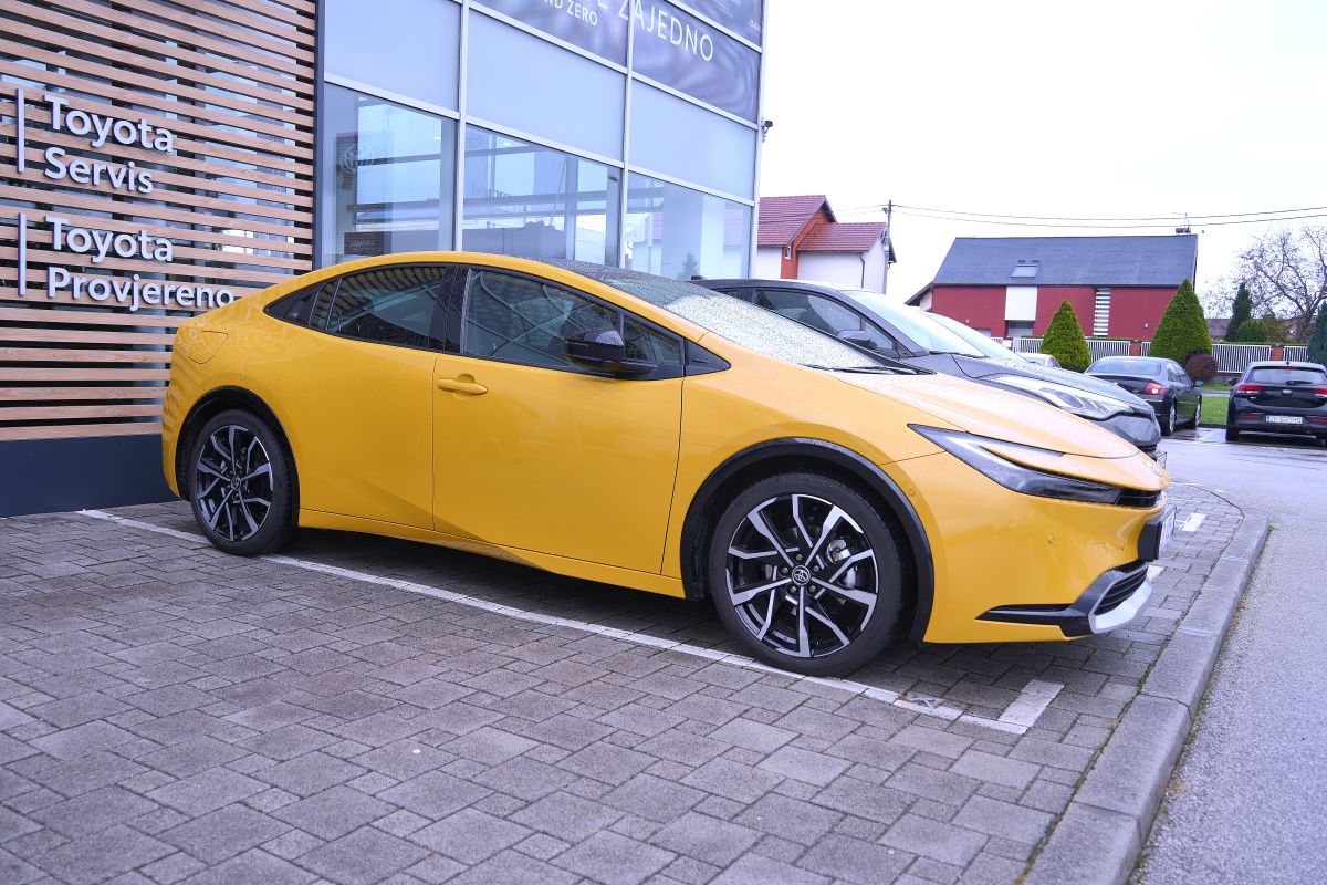 Toyota novi Prius Plug-In Hybrid Electric 