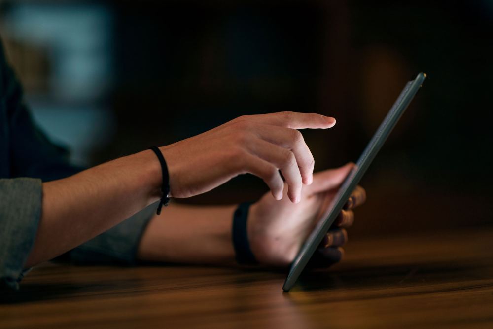 Telemach 5G Tab - rad na talbetu u mračnom prostoru