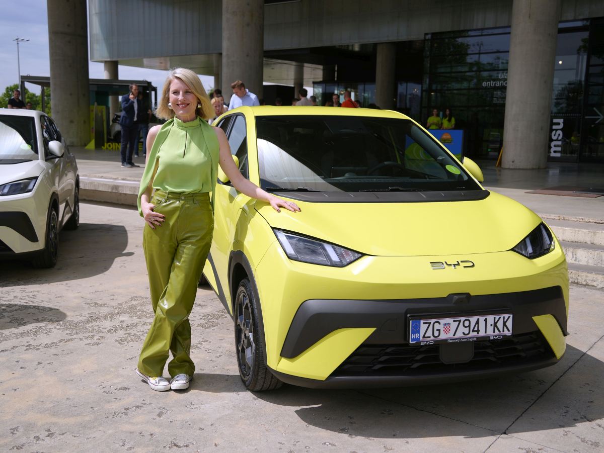 Ida Prester na predstavljanju BYD Dolpih Surf električnog automobila