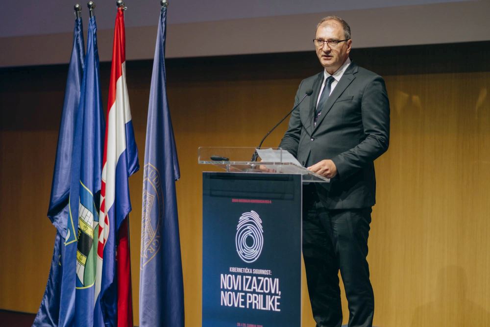 okviru i obvezama dionika koje iz njega proizlaze, ali i saznati kako se pripremiti i kako osigurati projektna sredstva za učinkovitu implementaciju sigurnosnih rješenja“, izjavio je prof. dr. sc. Drago Žagar, predsjednik Upravnog vijeća CARNET-a i predsjednik Hrvatskog instituta za kibernetičku sigurnost (HIKS)