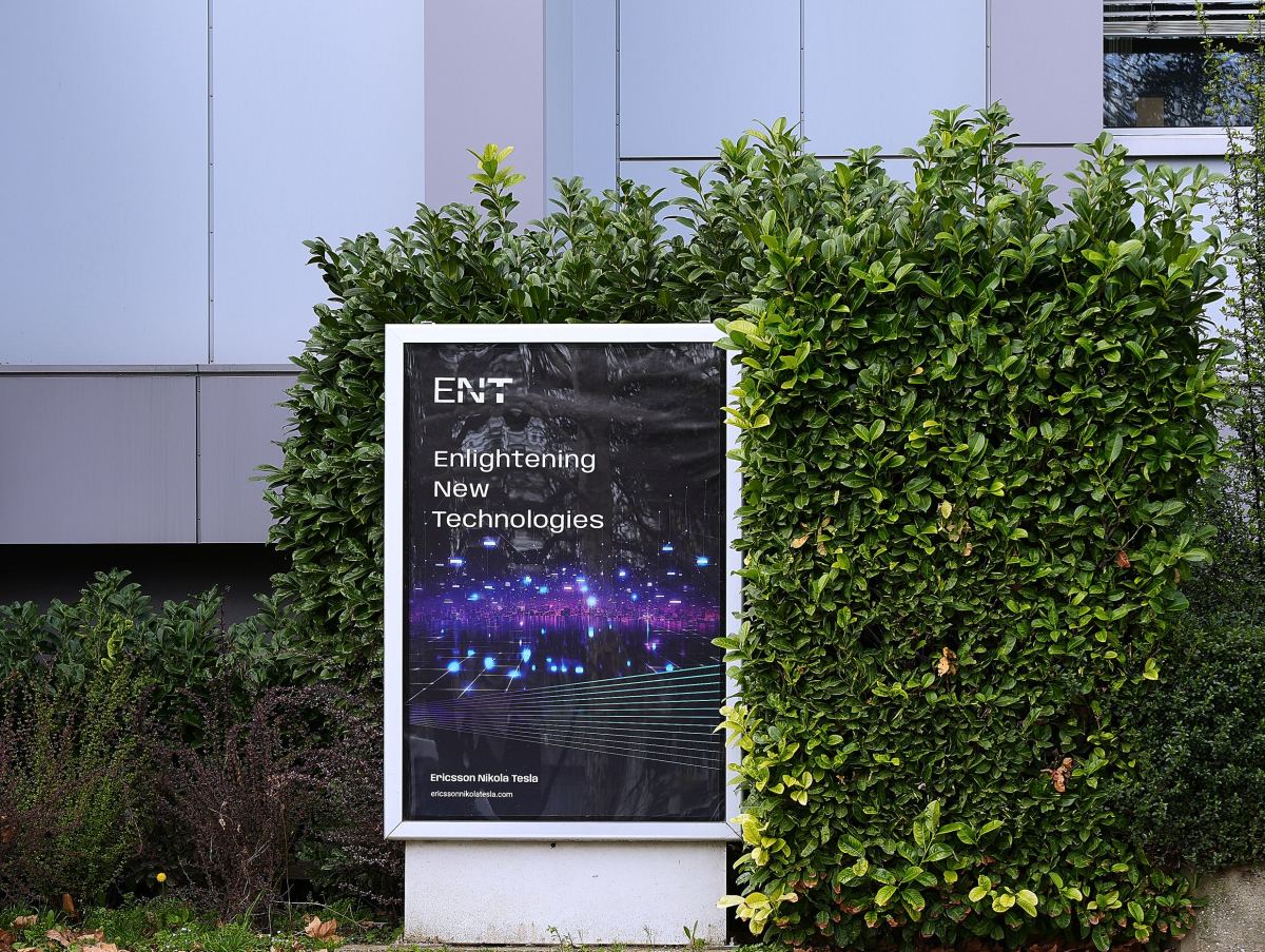 ENT - pano pred poslovnom zgradom