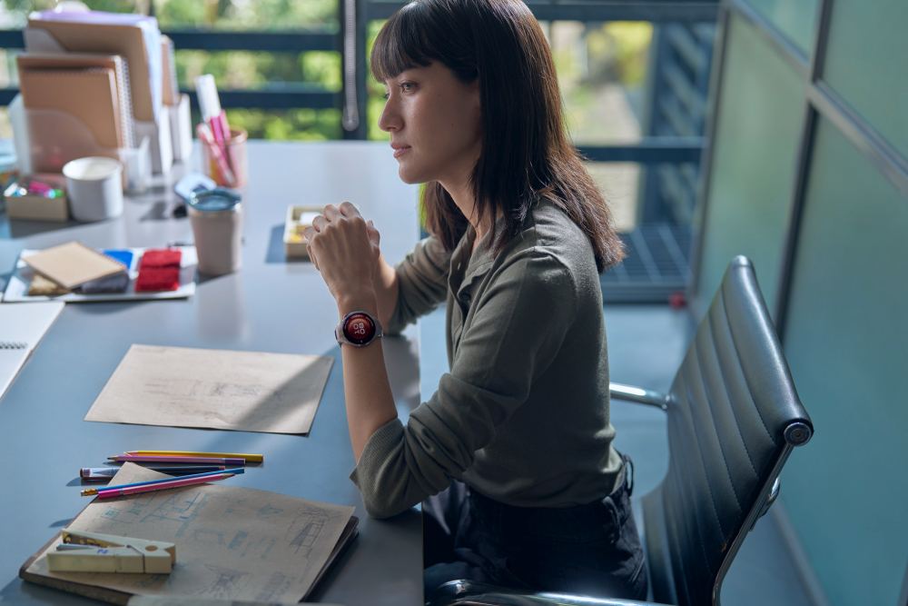 HUAWEI Watch 5 - žena u uredu