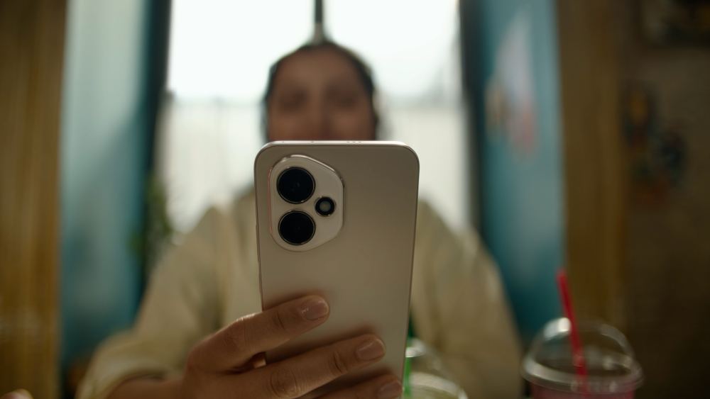 Žena i pogled na HONOR 400 u ruci