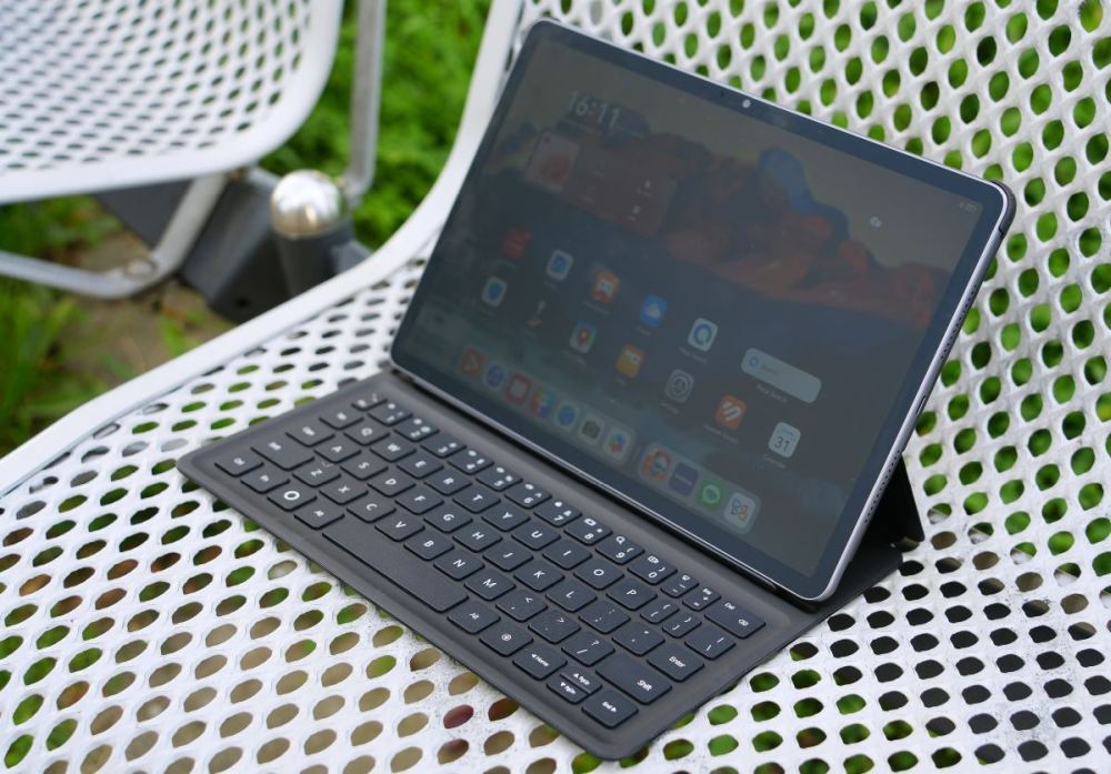 HUAWEI MatePad 11.5 (PaperMatte) - na metalnoj klupici u parku