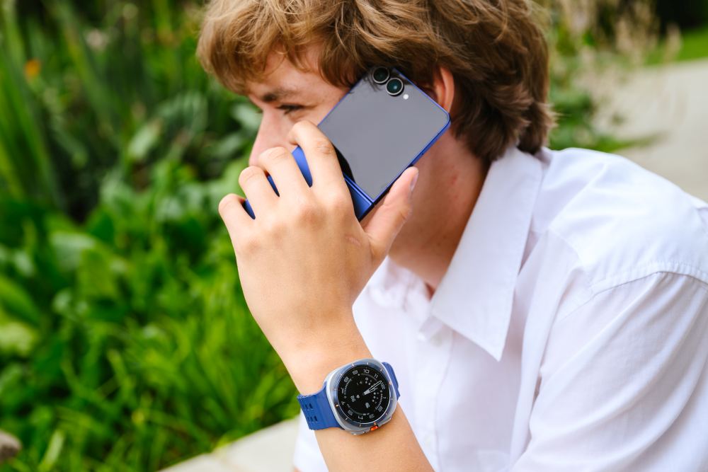 Samsung_Galaxy-Z-Flip7_telefoniranje