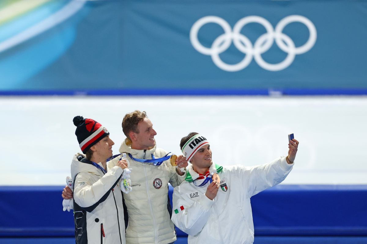 Mens-Speed-Skating-5000m-Victory-Selfie