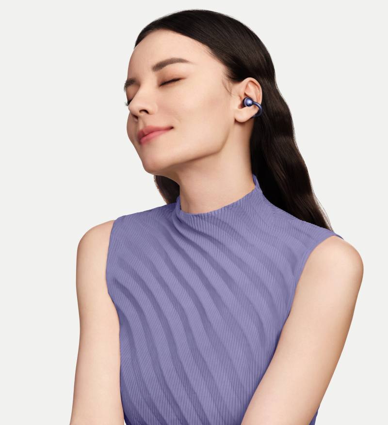HUAWEI FreeClip 2 - žena sa slušalica uživa u glazbi
