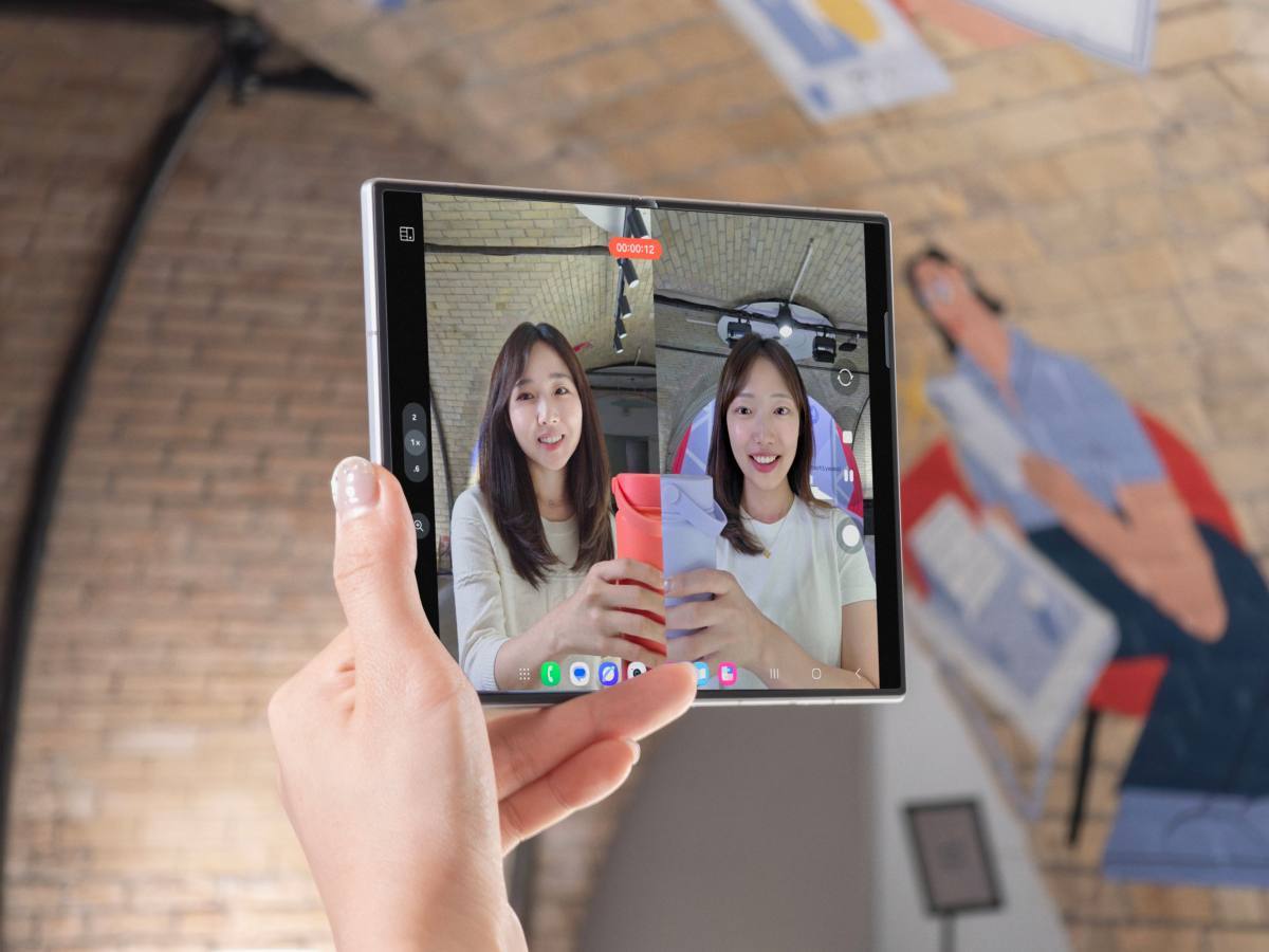 Galaxy Z Fold8 Ultra - video call