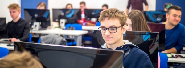 Nastavljajući suradnju s Algebrom, Udruga za poticanje obrazovanja Servus ponovno stipendira buduće studente računarstva slabijeg imovinskog stanja