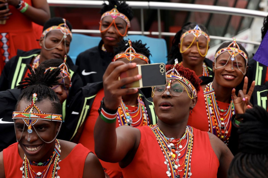 Sporta&scaron;i kenijskog tima dijele selfie s obožavateljima novim Samsung Galaxy Z Flip6  Olympic Edition pametnim telefonom. 