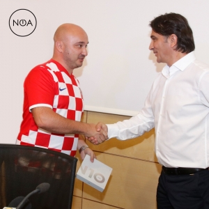 Izbornik Vatrenih, Zlatko Dalić dobio hrvatski pametni telefon NOA N10